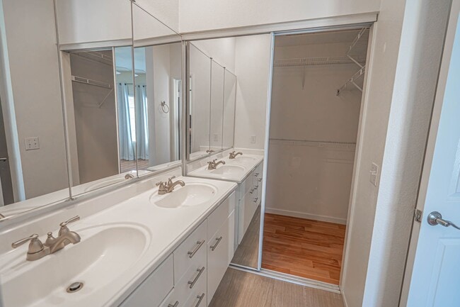 Building Photo - Charming 2-Bedroom Townhome in Valencia with Backyard & Community Amenities!