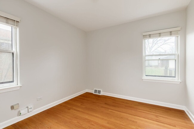 Building Photo - 595 S Cedar Ave