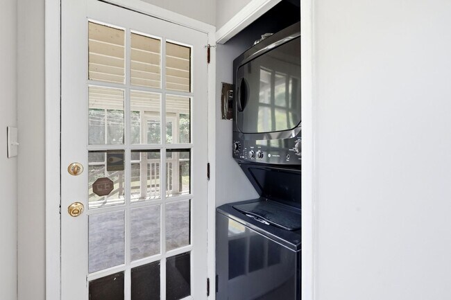 Building Photo - Move-in Ready 3 Bedroom Ranch Home in Eastway Park