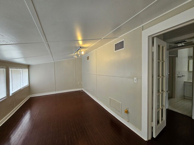Building Photo - Charming 1/1 Home Just Minutes from Campus