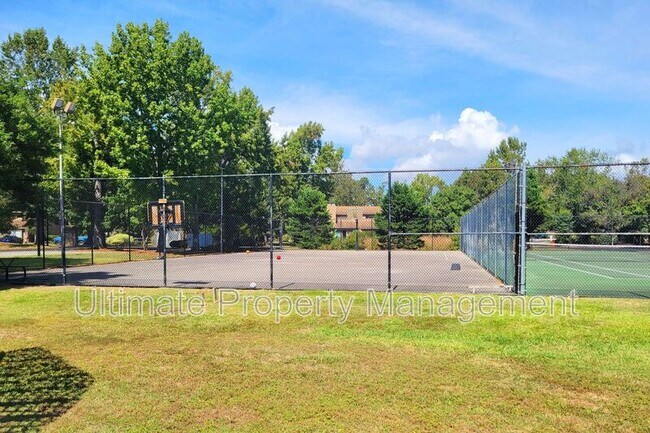 Building Photo - 207 St Luke Ct