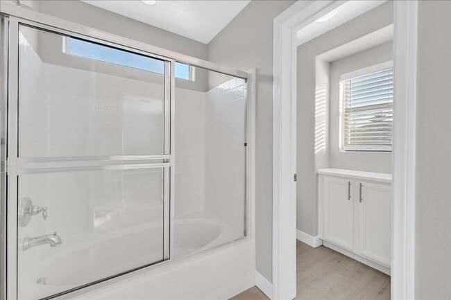 Building Photo - Great 4 bedroom home with a spacious kitchen in a great location!