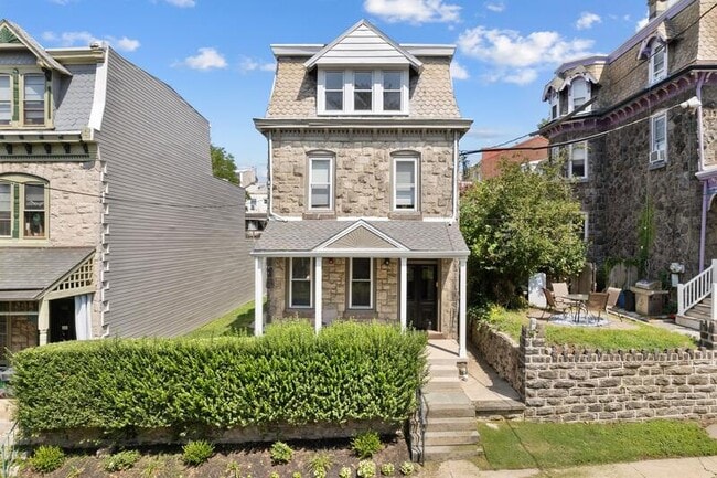 Building Photo - 125 Sumac St