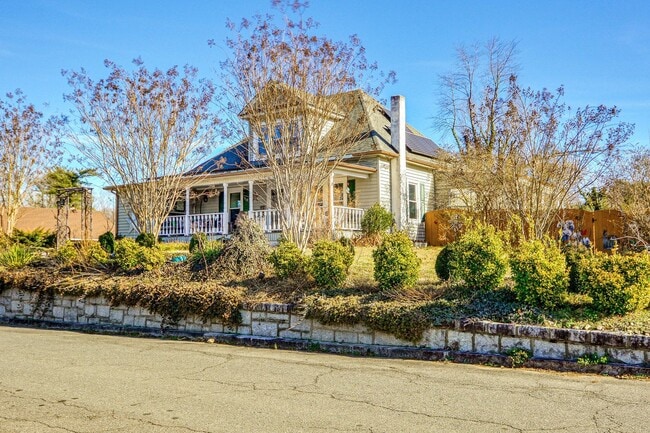 Building Photo - 4 Bed • 2 Bath Furnished Home – Utilities Included