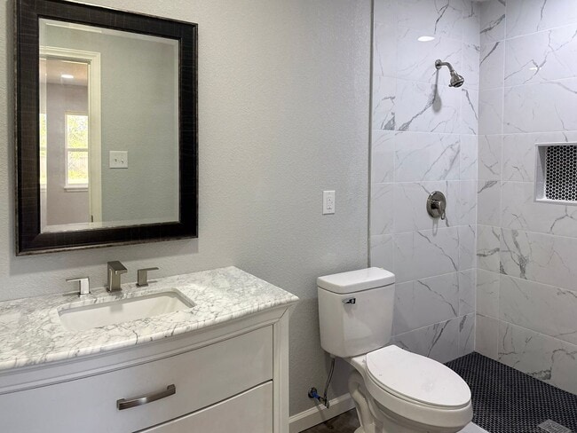 Building Photo - 4 Bedroom / 3 Full Bath / Huge Yard