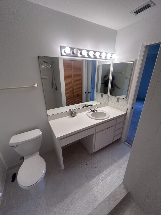 Building Photo - 5785 Gardens Dr