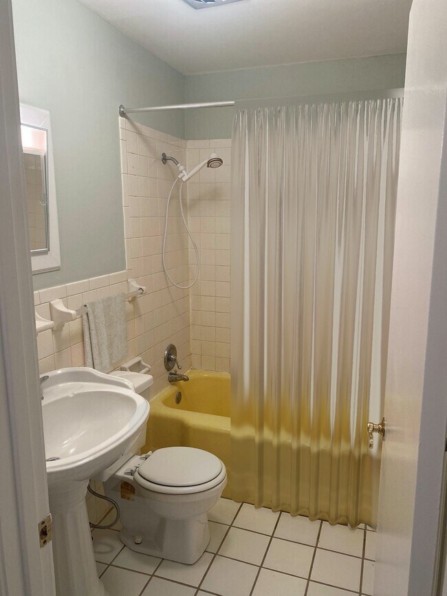 Building Photo - 310 West Chestnut Street, Unit 2