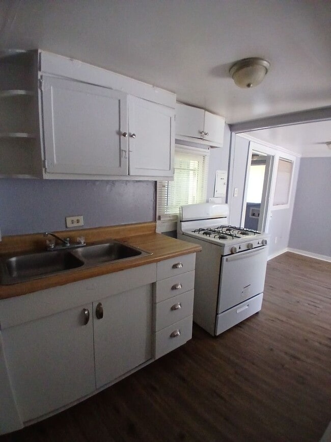 Building Photo - Ideally located 2-bedroom, 1.5-bathroom ho...