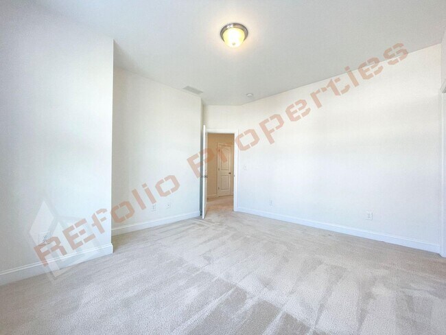 Building Photo - Beautiful 5 Bedroom End Unit Townhouse wit...