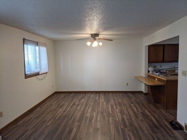 Building Photo - Quiet apartment along Westwinds