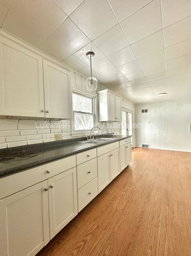 Building Photo - 833 Westmoreland Ave