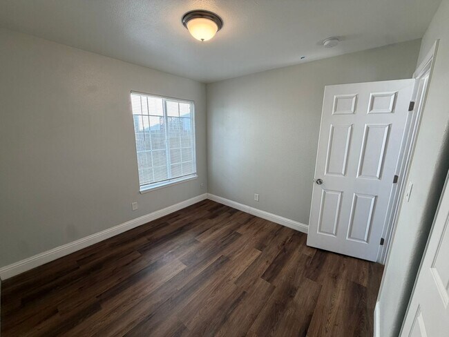 Building Photo - 8267 Moorhaven Way