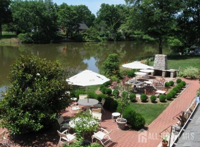 Building Photo - 45 Lakeside Dr S