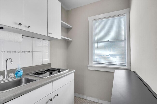 Building Photo - 314 NE 26th Terrace