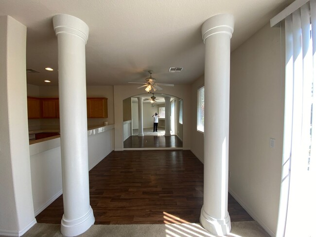 Building Photo - **$500 OFF FIRST MONTH RENT** Upscale Cond...