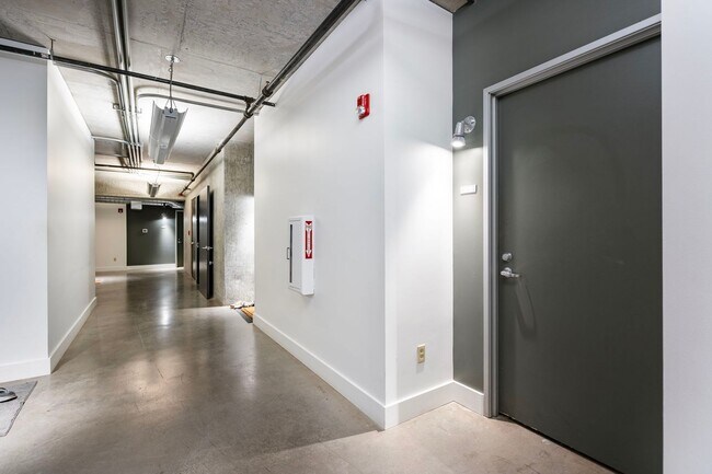 Building Photo - Old Town Lofts - South Facing Studio w/par...