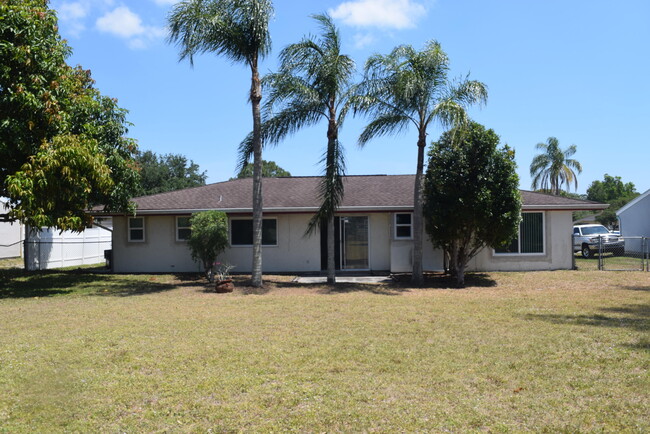 Building Photo - 248 SW Cherryhill Rd