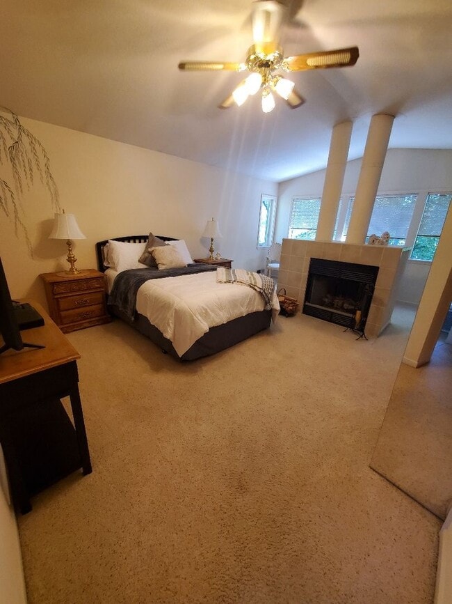 Building Photo - 3 bed  bath fully furnished home on the Ro...
