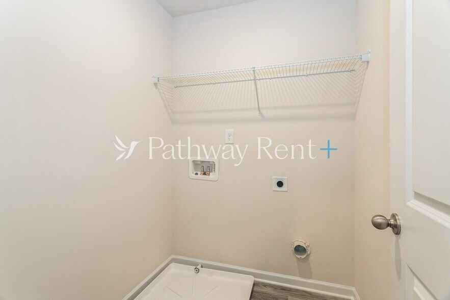 Building Photo - 631 Mackenzie Cv