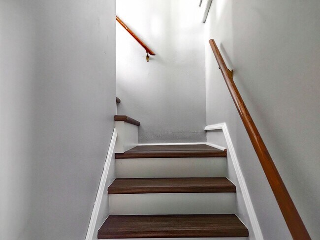 Building Photo - 506 SE 6th Ave