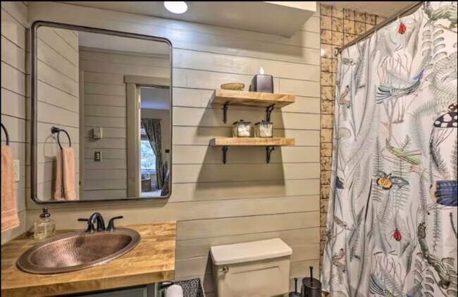 Building Photo - Charming 2BR Townhome in Lake Harmony