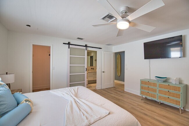 Building Photo - Seasonal Venice Island Pool Home half block from Golden Beach deeded access to the Gulf!