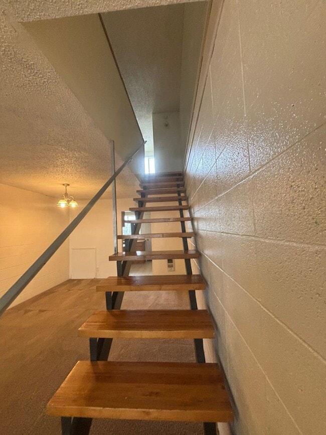 Building Photo - 462 W 11th Alley