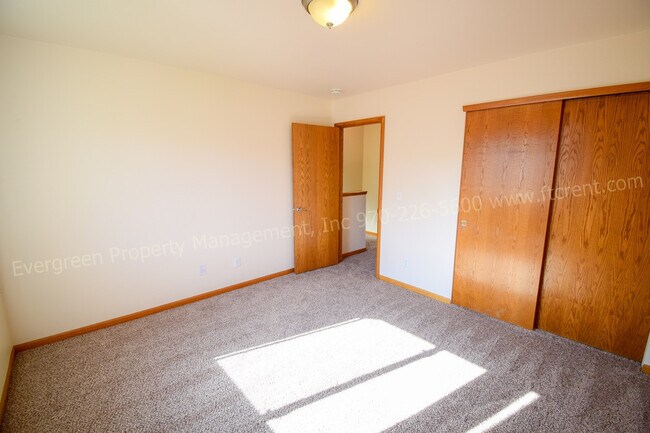 Building Photo - 2929 Ross Dr