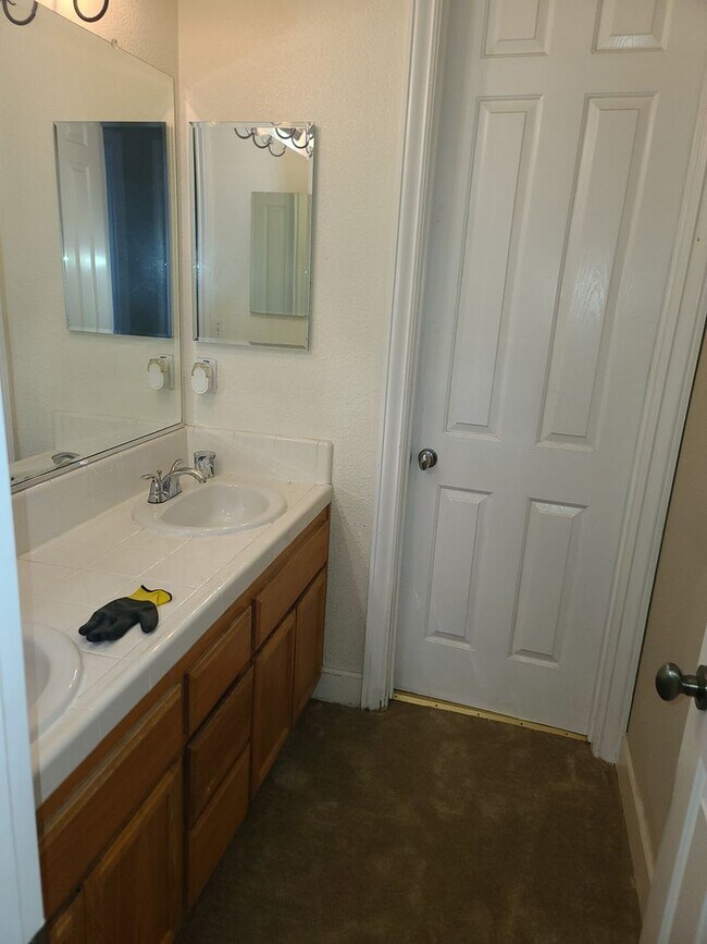 Building Photo - Beautiful Tri-Level Home in Hercules