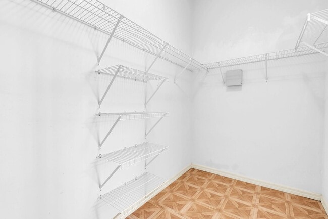 Building Photo - Large Spacious 4 bedroom 2 bath