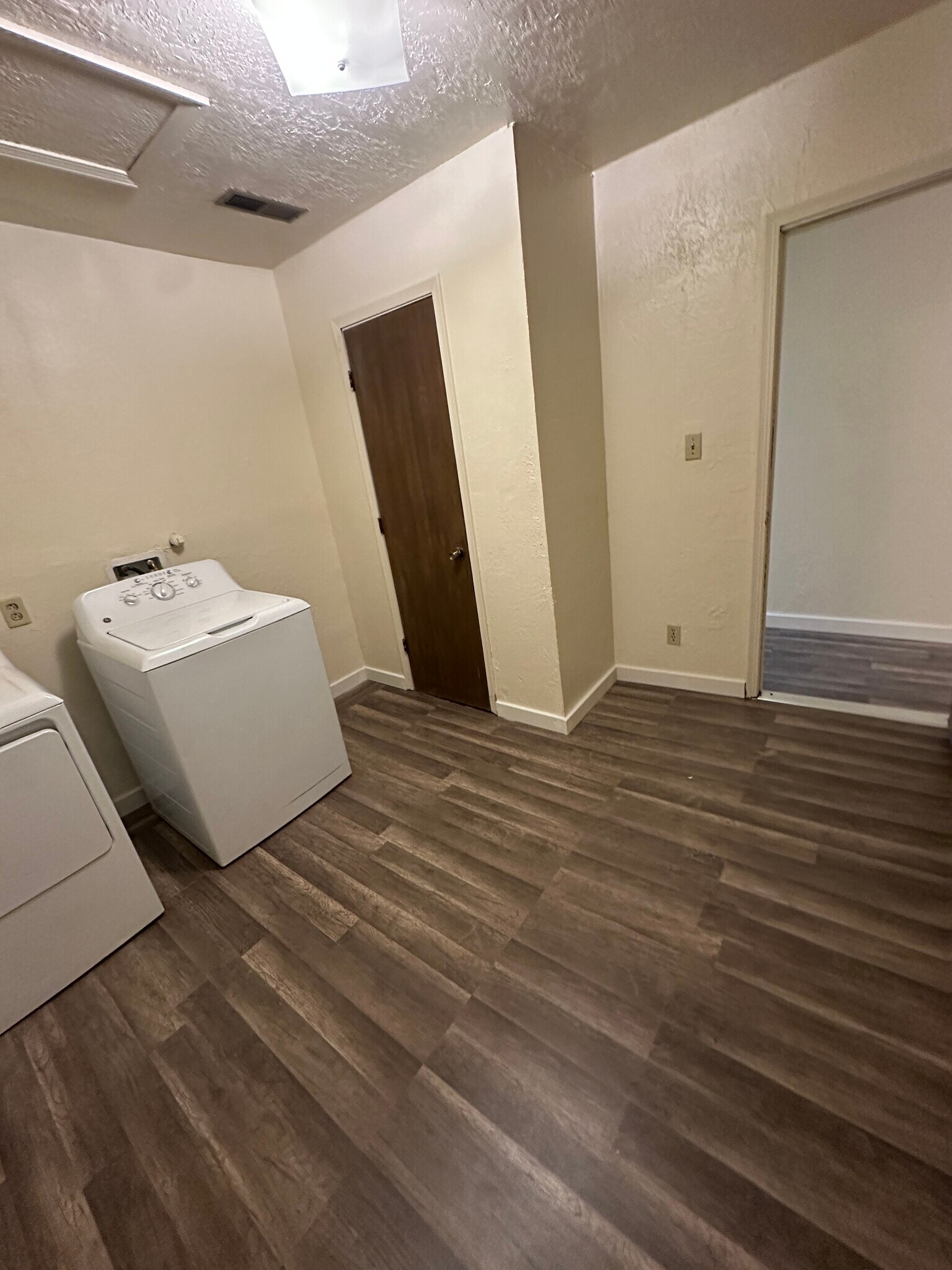 Building Photo - 2022 Isleta Blvd SW