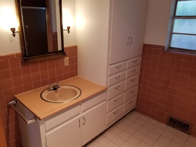 Building Photo - LARGE 1 BEDROOM WITH CARPORT BRICK HOME