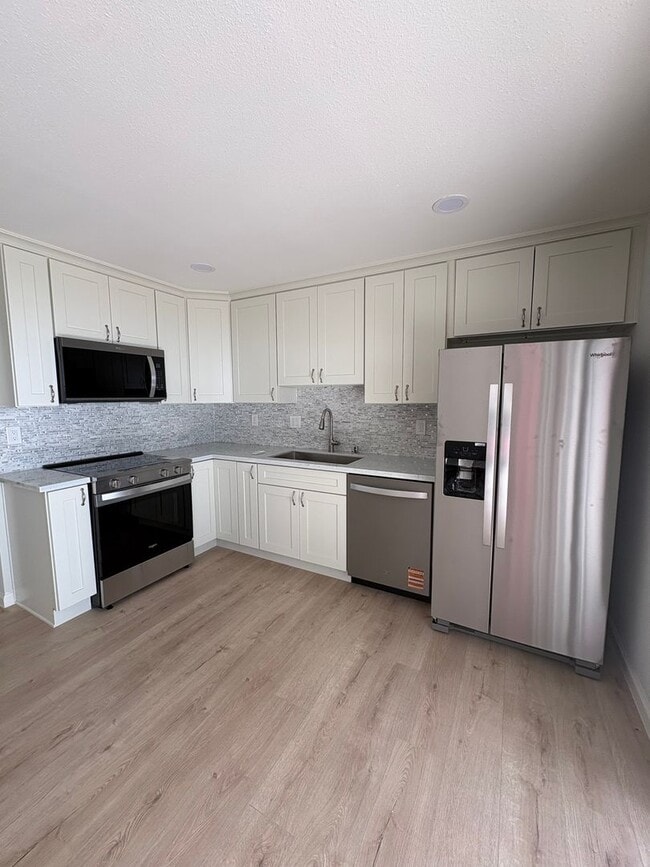 Building Photo - Remodeled Coastal Condo with Panoramic Ocean Views – One Block from New Brighton Beach