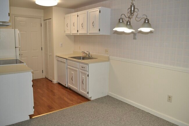 Building Photo - 7 Thoreau Ct