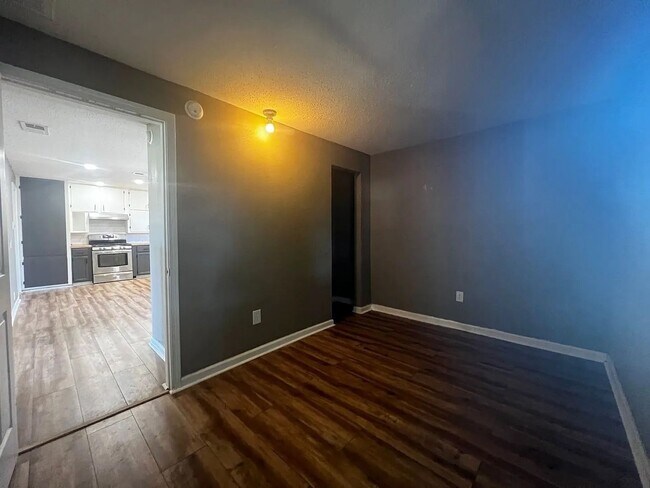 Building Photo - Updated 3 bedroom 2 bathroom house in Cent...