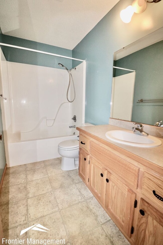 Building Photo - Beautiful 3 bedroom home just minutes from Manhattan and Fort Riley!