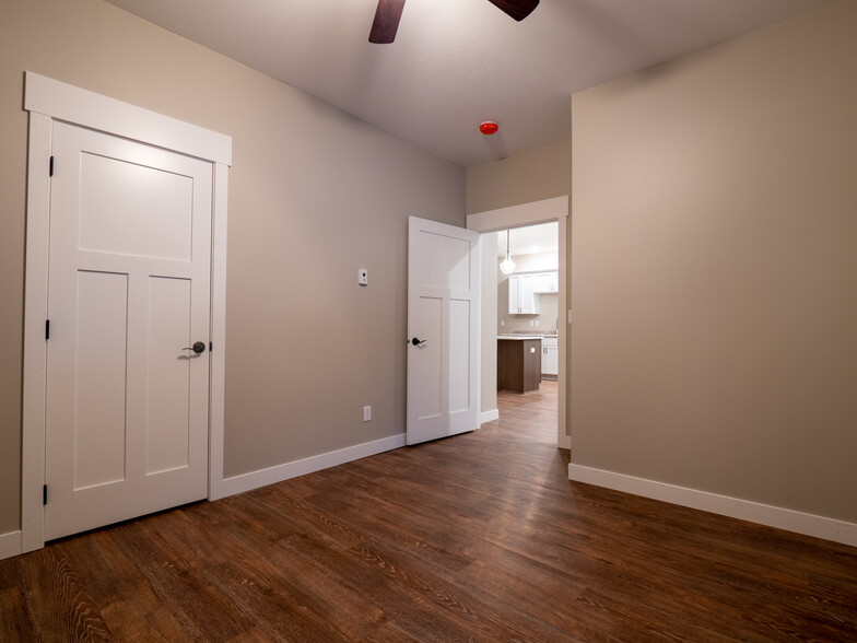 Building Photo - 653 Lake Forest Cir