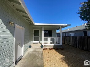 Building Photo - Updated 3bd/2ba Duplex!