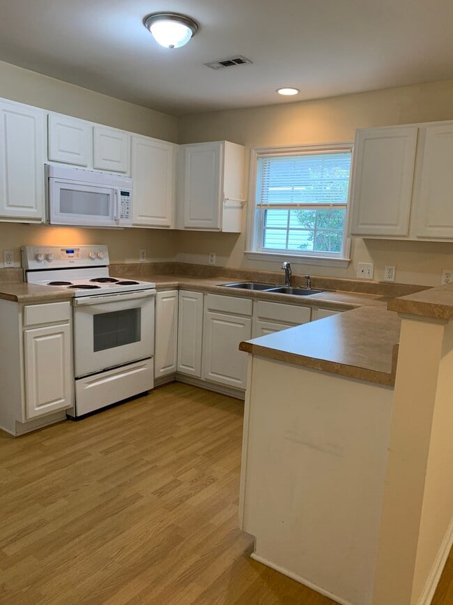 Building Photo - $500 OFF 1ST MONTHS RENT! Lawncare include...