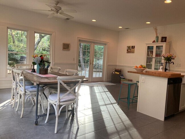 Building Photo - 7 Interlochen Dr