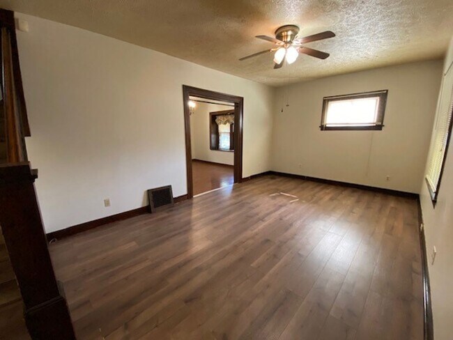 Building Photo - 167 E Mapledale Ave