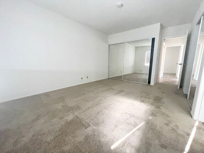 Building Photo - Spacious Single Level Upstairs Apartment!