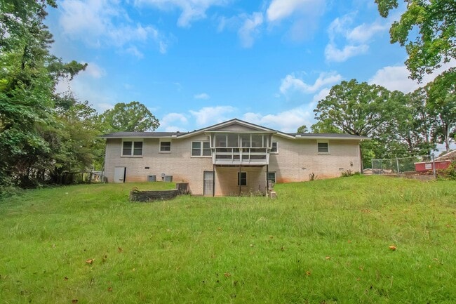 Building Photo - Beautiful 3 Bed 2 Bath Ranch home with a H...