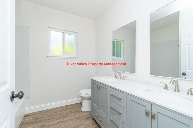 Building Photo - Move in Special, Adorable remodeled Cottage, 3+2, CHA, Garage, fenced yard, close to Christian Br...