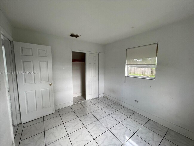 Building Photo - 5751 SW 38th Ct