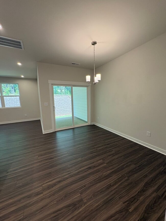 Building Photo - Beautiful End Unit Townhome in Griffith Lakes