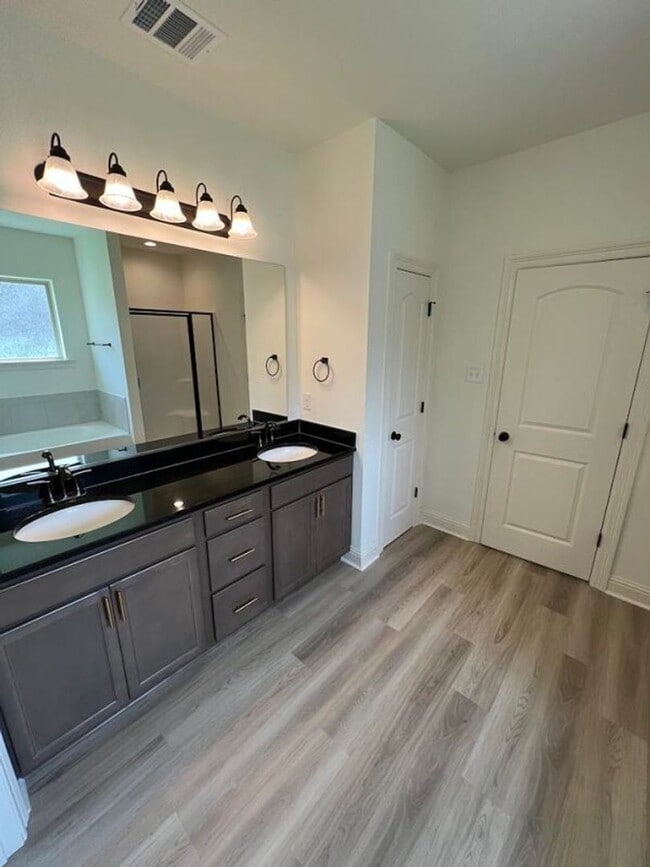 Building Photo - Trendy, 3 bedroom, 2 bath home in coveted Kenilworth Crossing Community near LSU