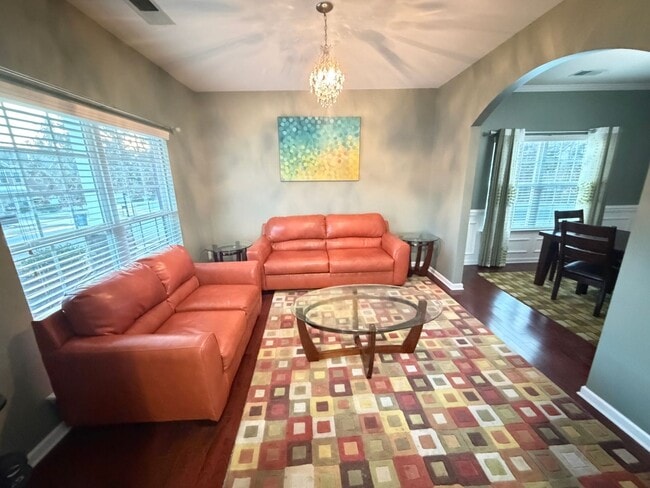 Building Photo - Expansive 5-Bedroom, 3-Story Home in Desirable Harrisburg Neighborhood