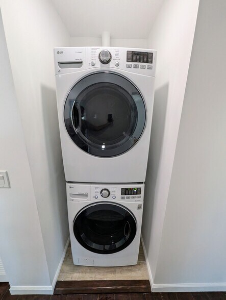 Building Photo - 2125 Carmona Ave