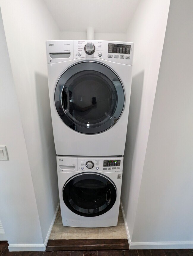 Building Photo - 2125 Carmona Ave